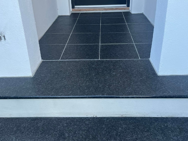 galleri-indgangstrappe-med-graanitfliser